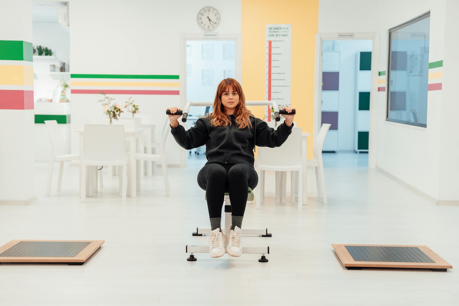 Kobieta ćwicząca w jasnym ośrodku rehabilitacyjnym podczas terapii