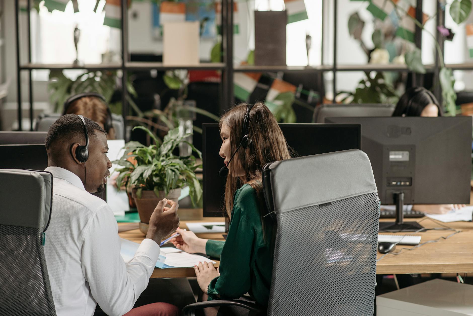 Zespół różnorodnych pracowników call center w nowoczesnym biurze