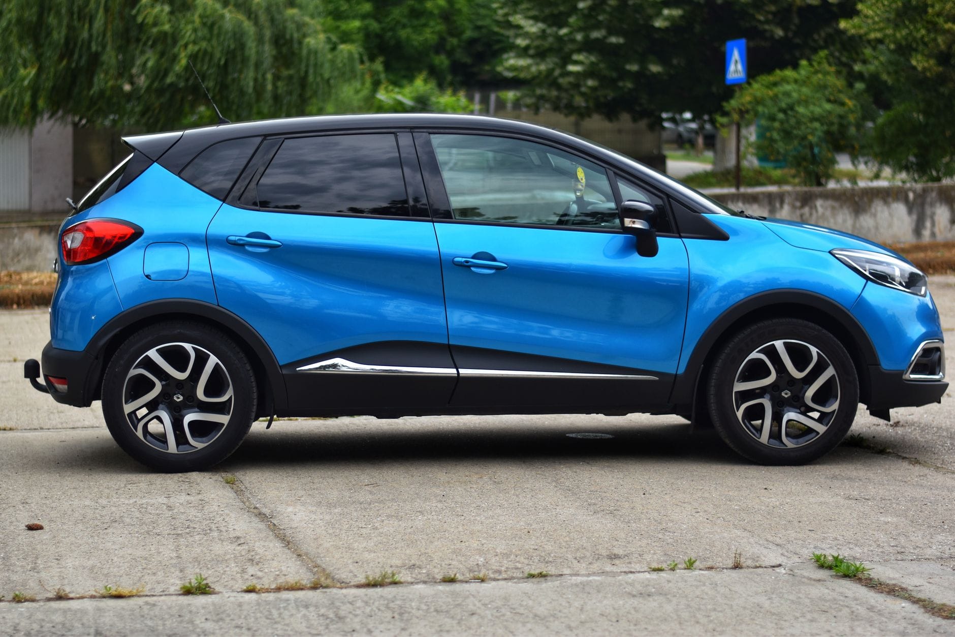 Niebieska Toyota Yaris Cross zaparkowana na betonowym placu