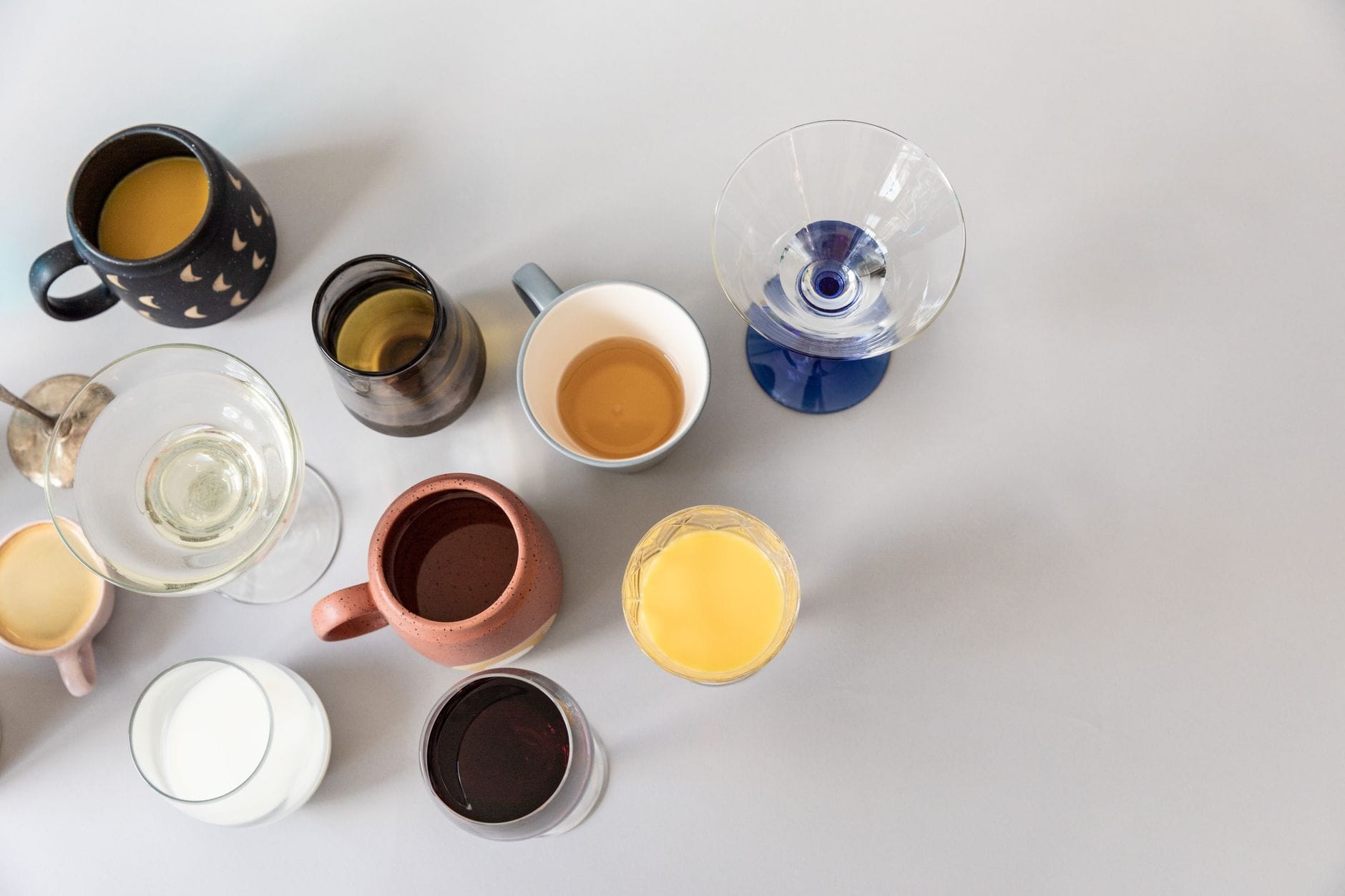 Różne kolorowe drinki w szklankach i filiżankach widziane z góry