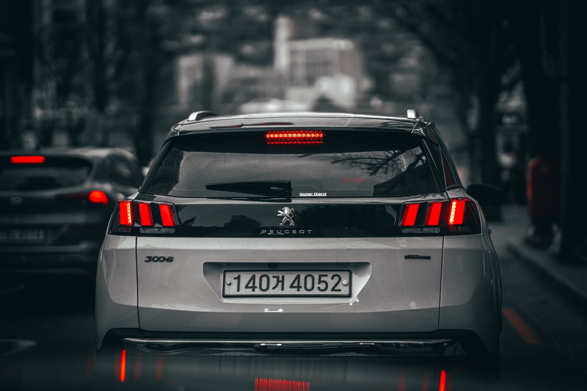 Tył miejskiego SUV-a na ruchliwej ulicy wieczorem
